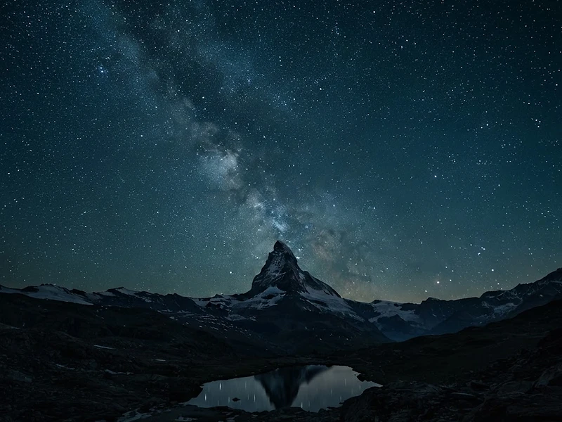 Plein ciel étoilé au-dessus d'un sommet de montagne, teintes indigo profondes