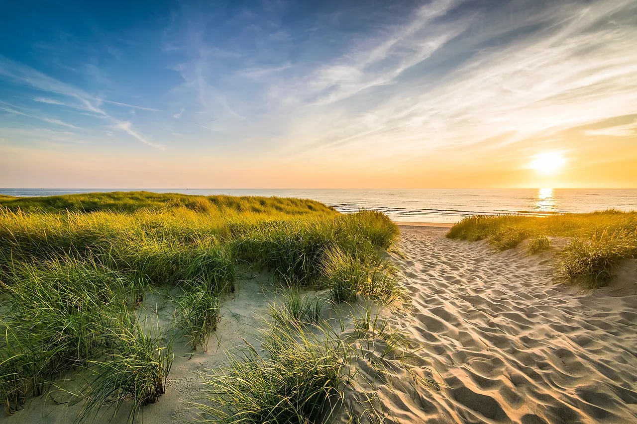 Strandweg durch die Dünen mit Strandhafer im Abendlicht am Ostseestrand von Baabe auf Rügen