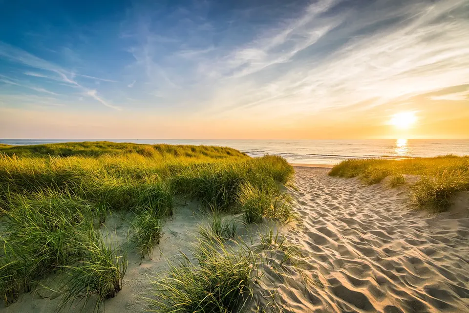 Strandweg durch die Dünen mit Strandhafer im Abendlicht am Ostseestrand von Baabe auf Rügen