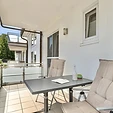 Einer der beiden Balkone mit Tisch und Stühlen