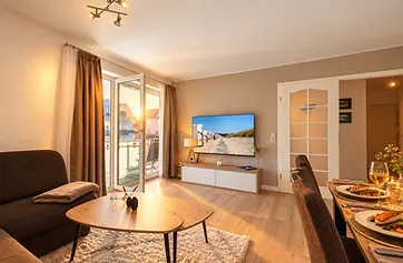 Wohn- und Essbereich der Ferienwohnung Helene im Weitwinkel mit offener Balkontür