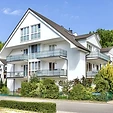 Außenansicht des Appartementhauses mit Balkonen in Baabe