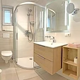 Badezimmer mit Dusche mit flachem Einstieg und Waschtisch