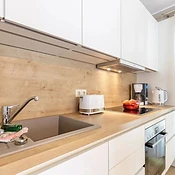 Moderne Einbauküche mit Backofen, Induktionskochfeld und Geschirrspüler