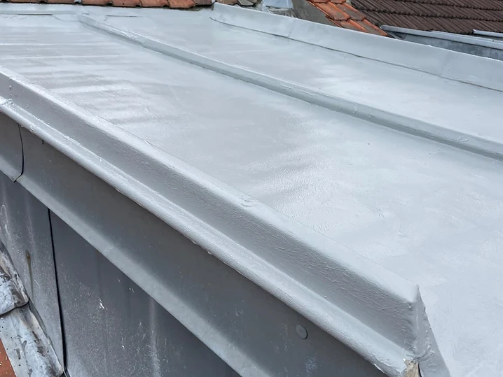 Étanchéité résine sur toiture zinc – après