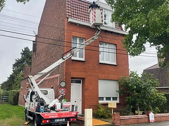 Chantier en nacelle sur une maison en brique Chantier en nacelle sur une maison en brique