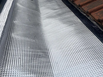 Pose d'une bande d'étanchéité aluminium en bordure de toiture Pose d'une bande d'étanchéité aluminium en bordure de toiture