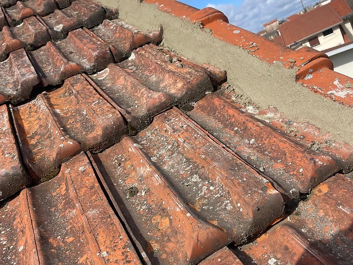 Solin au mortier refait en rive de toiture en tuiles