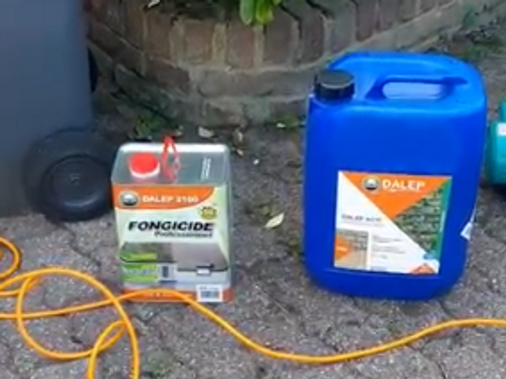 Produits professionnels Dalep 2100 fongicide et Dalep utilisés pour le traitement de toiture