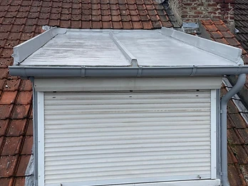 Lucarne rénovée avec étanchéité et zinguerie Lucarne rénovée avec étanchéité et zinguerie