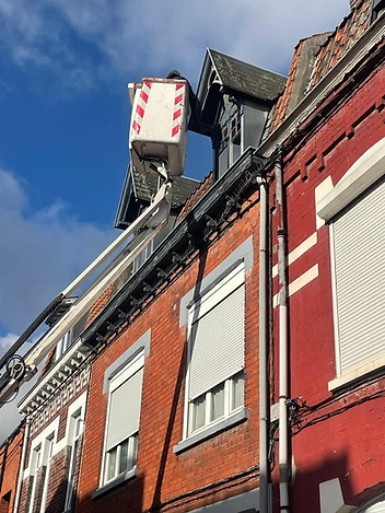 Intervention en nacelle sur couverture en brique rouge