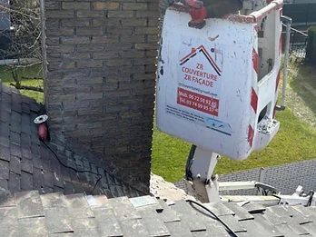 Rénovation d'une souche de cheminée en brique depuis la nacelle Rénovation d'une souche de cheminée en brique depuis la nacelle