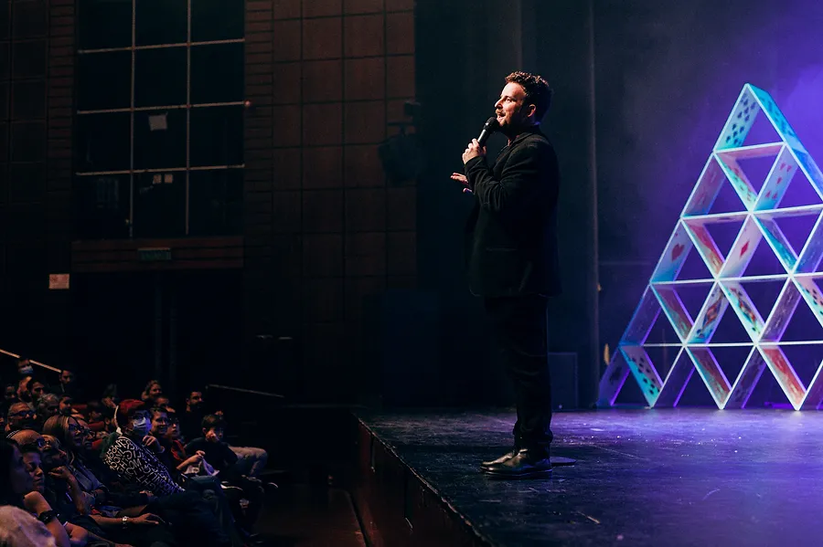 Award-winning mentalist Gideon Livneh live in performance 2