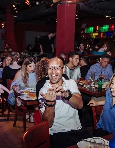 Magician Gideon Livneh entertaining a corporate audience 1