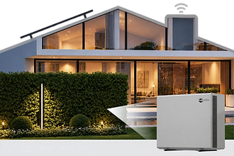 Thermoschwob TSLD vor einem modernen Wohnhaus am Abend mit Smart-Home-Anbindung