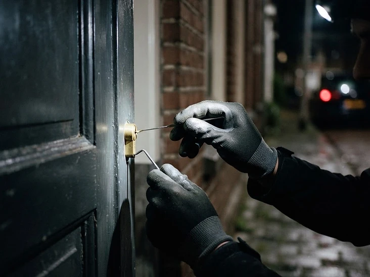 Slotenmaker opent 's nachts schadevrij een cilinderslot aan een voordeur in Aalst
