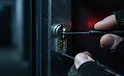 Slotenmaker pickt een cilinderslot open met spanner en pick