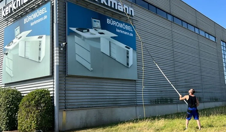 Professionelle Reinigung einer Gebäudefassade