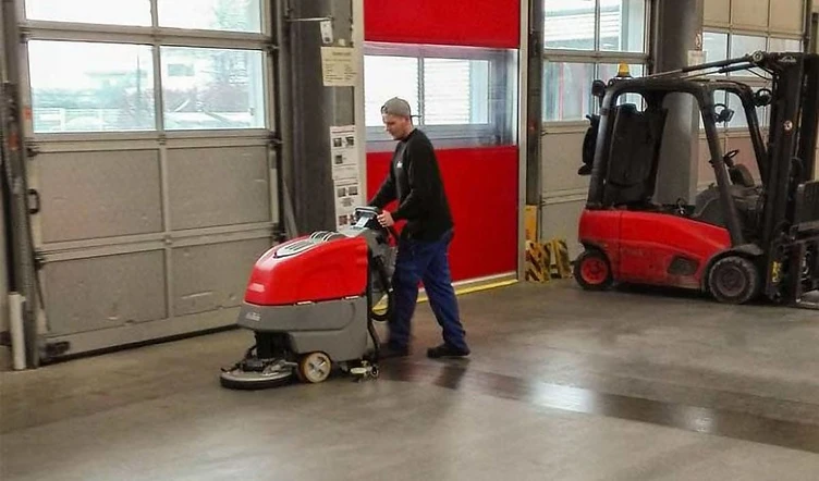 Industriereinigung in einer Produktionsstätte