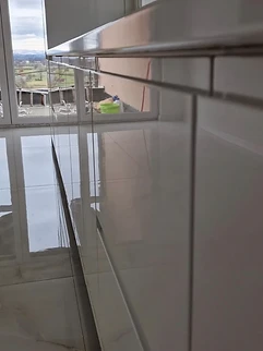 Façades de cuisine brillantes et sol carrelé