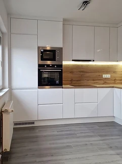 Cuisine en L avec four et micro-ondes encastrés
