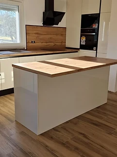 Cuisine avec îlot central en bois