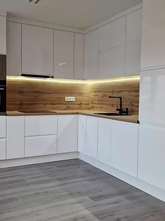 Cuisine blanche avec crédence en bois et LED