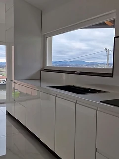 Cuisine sur mesure avec fenêtre panoramique