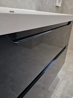 Poignées d'un meuble de salle de bains noir
