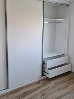 Dressing coulissant avec tiroirs intégrés