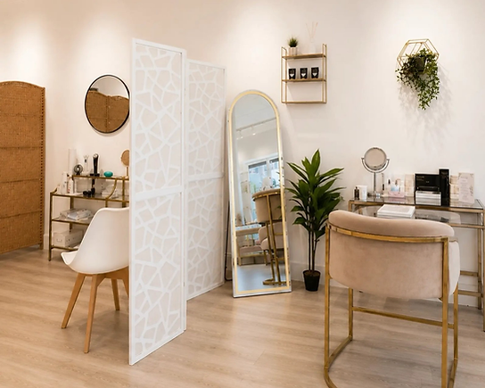 Anavaya consultation area with mirrors and seating
