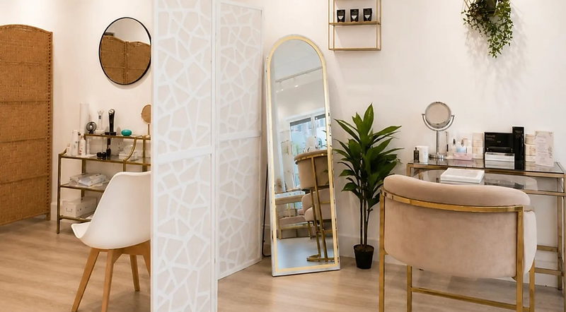 Anavaya consultation area with mirrors and seating