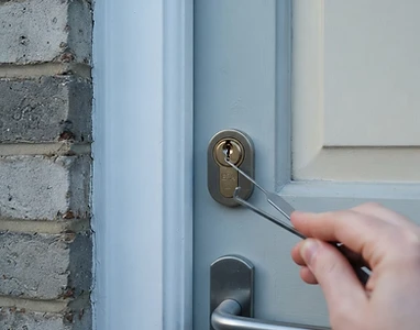 Slotenmaker opent een cilinderslot met spanner en pick