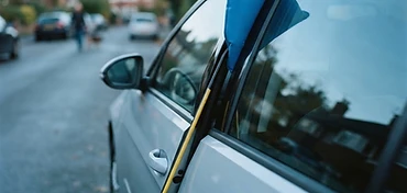Autodeur wordt geopend met professioneel lockout-gereedschap