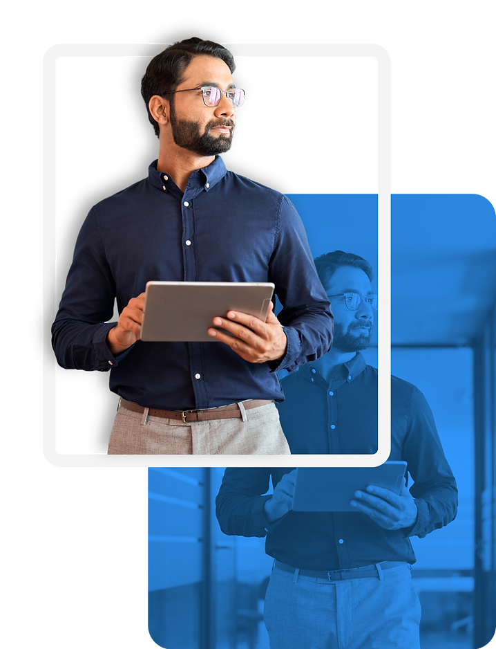 Consultor de carreira analisando o perfil de um cliente em um tablet