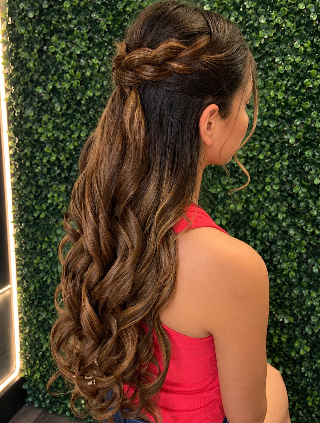Corona trenzada semi-recogida con ondas voluminosas