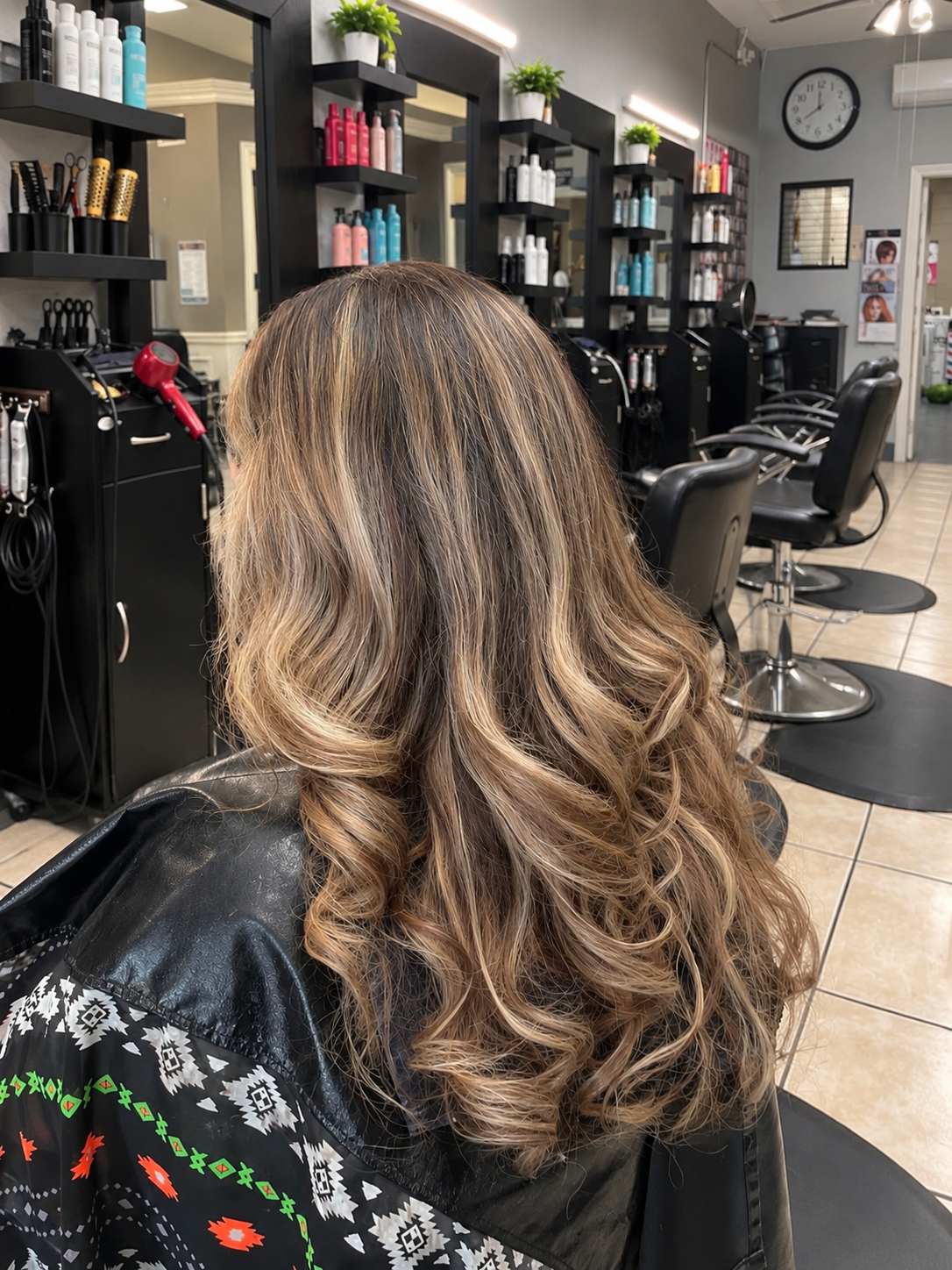 Balayage con reflejos rubio miel estilizado en ondas sueltas