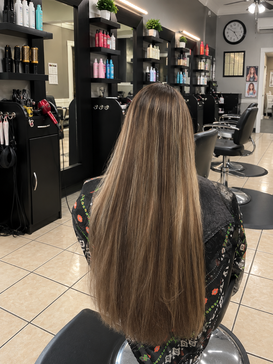 Cabello largo y liso con reflejos de múltiples tonos