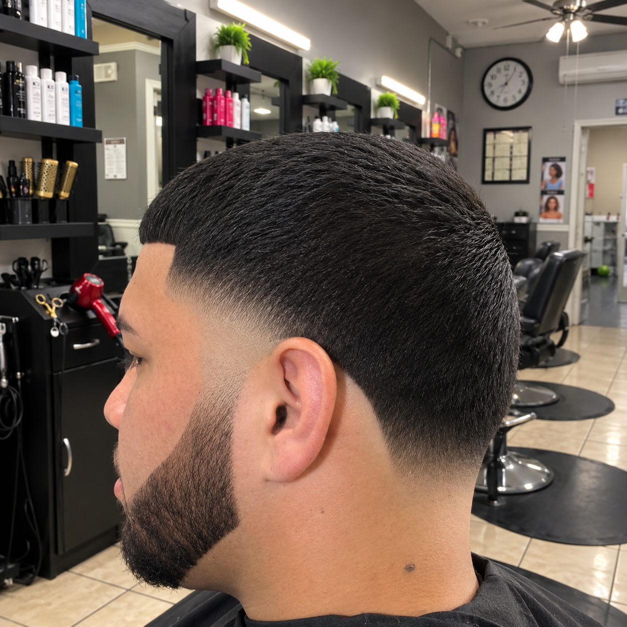 Corte degradado fresco para hombre con barba arreglada