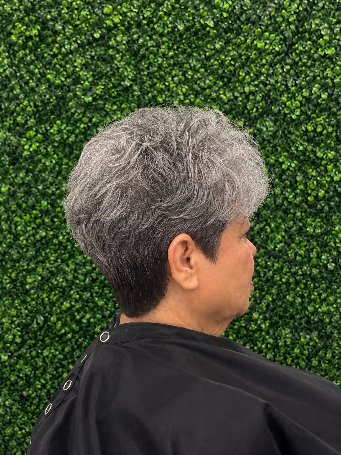 Corte corto texturizado gris plateado con volumen arriba