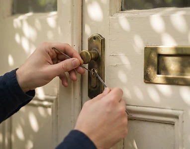 Slotenmaker opent een cilinderslot met spanner en pick