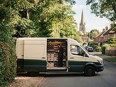 Bestelwagen van de slotenmaker in een groene straat in Merelbeke