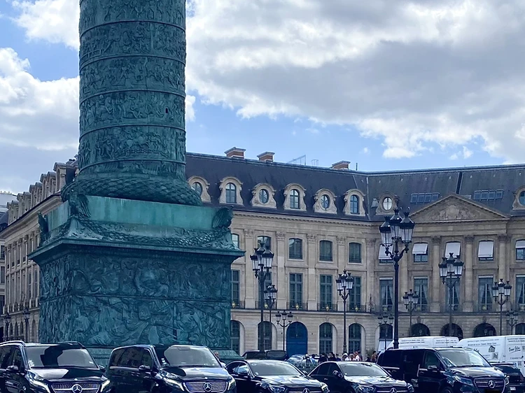 La flotte Faste Service alignée place Vendôme à Paris : Classe E, Classe S et Classe V