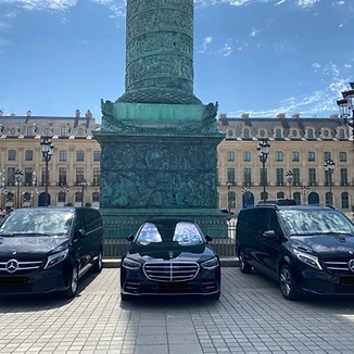 Deux Mercedes Classe V et une Classe S alignées place Vendôme à Paris