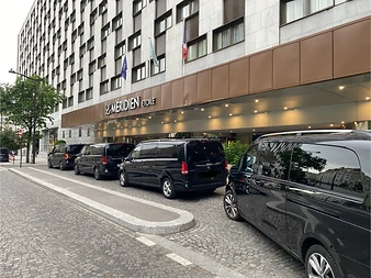 Mercedes Classe V alignées devant un hôtel parisien