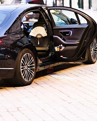 Portière arrière ouverte d'une Mercedes Classe S, rafraîchissements à bord