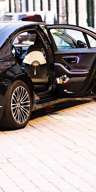 Geöffnete Hintertür einer Mercedes S-Klasse, Erfrischungen an Bord