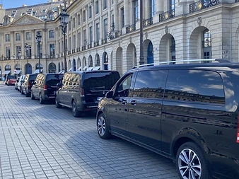 Rangée de Mercedes Classe V stationnées place Vendôme à Paris