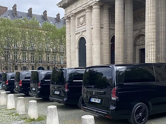 Convoi de Mercedes Classe V devant une église parisienne