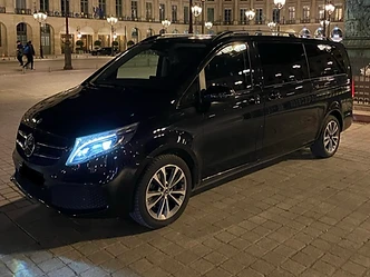 Mercedes Classe V de nuit place Vendôme à Paris, phares allumés